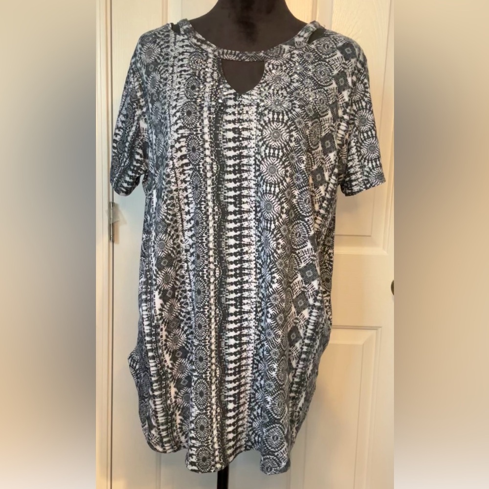 Gloria‎ Vanderbilt Womens 1X Top Black White Geometric Medallion Cutout Neck 1X